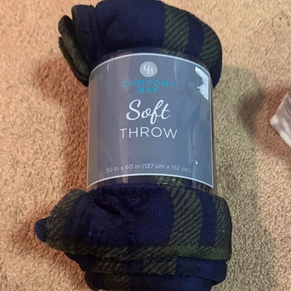 Comfort Bay Plush Throw Blanket - Navy & Olive Plaid